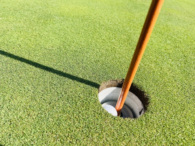 ホールカップにボールがインした瞬間