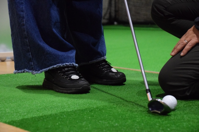 インドアゴルフスクールでのレッスン風景